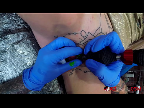 ❤️ Sully Savage, o bunăciune extrem de tatuată, și-a făcut un tatuaj pe clitorisul ei ️  at ro.pornado-co.ru ❌️❤